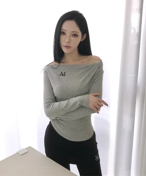 ALAND(エーランド)の「MUCENT/LIVREオフショルロングスリーブトップス(Tシャツ/カットソー・レディース・アイボリー/チャコール/グレー/ブラック・FREE)」の22枚目の写真