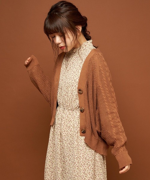 OLIVE des OLIVE(オリーブデオリーブ)の「ゆったりケーブルカーデ(カーディガン/ボレロ・レディース・ミント/キャメル/ピンク系その他・FREE)」の2枚目の写真