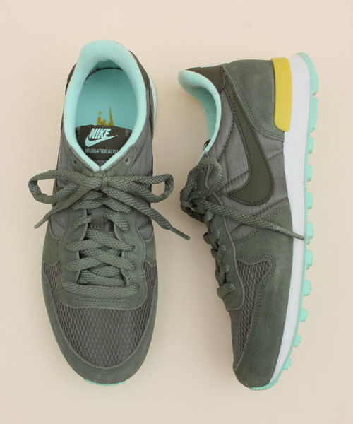 green label relaxing（グリーンレーベルリラクシング）の「◆[ナイキ]NIKE インターナショナリスト スニーカー（スニーカー・レディース・ロイヤルブルー/オリーブ/ライトグレー・24cm/23.5cm/22.5cm/24.5cm/23cm/25cm）」の2枚目の写真