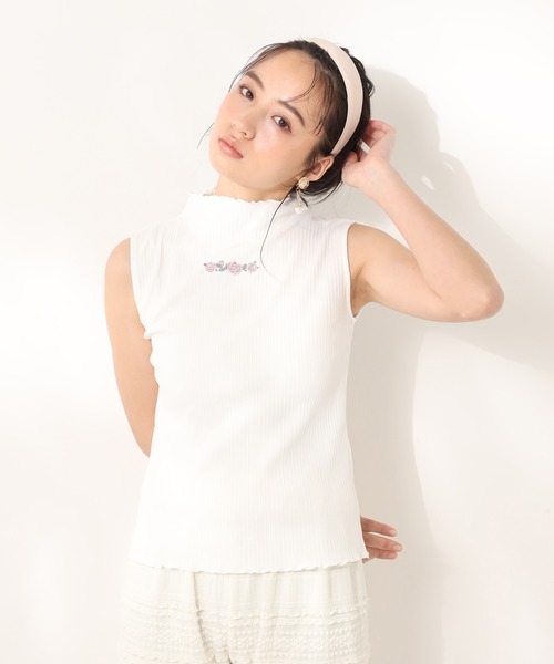 one after another NICE CLAUP（ワンアフターアナザーナイスクラップ）の「プチハイ刺繍テレコインナー（タンクトップ・レディース・オフホワイト/ベージュ/ピンクベージュ・FREE）」の4枚目の写真