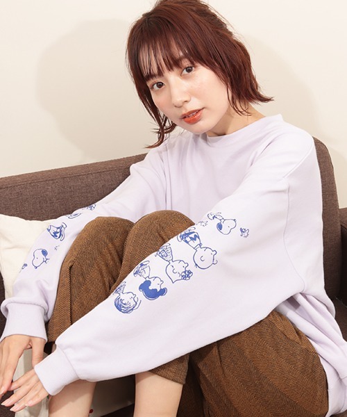 PEANUTS(ピーナッツ)の「スヌーピー 袖フレンズプルオーバー(スウェット・レディース・チャコールグレー/パープル/オフホワイト/イエロー・FREE)」の4枚目の写真