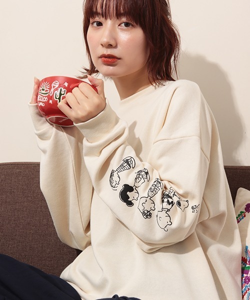 PEANUTS(ピーナッツ)の「スヌーピー 袖フレンズプルオーバー(スウェット・レディース・チャコールグレー/パープル/オフホワイト/イエロー・FREE)」の2枚目の写真