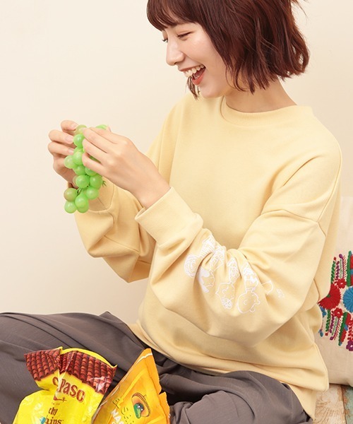 PEANUTS(ピーナッツ)の「スヌーピー 袖フレンズプルオーバー(スウェット・レディース・チャコールグレー/パープル/オフホワイト/イエロー・FREE)」の1枚目の写真