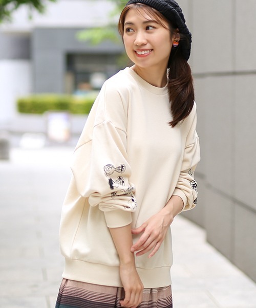 PEANUTS(ピーナッツ)の「スヌーピー 袖フレンズプルオーバー(スウェット・レディース・チャコールグレー/パープル/オフホワイト/イエロー・FREE)」の7枚目の写真