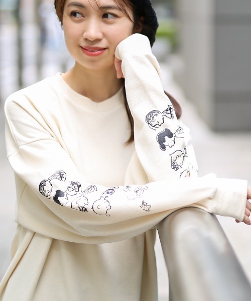 PEANUTS(ピーナッツ)の「スヌーピー 袖フレンズプルオーバー(スウェット・レディース・チャコールグレー/パープル/オフホワイト/イエロー・FREE)」の8枚目の写真