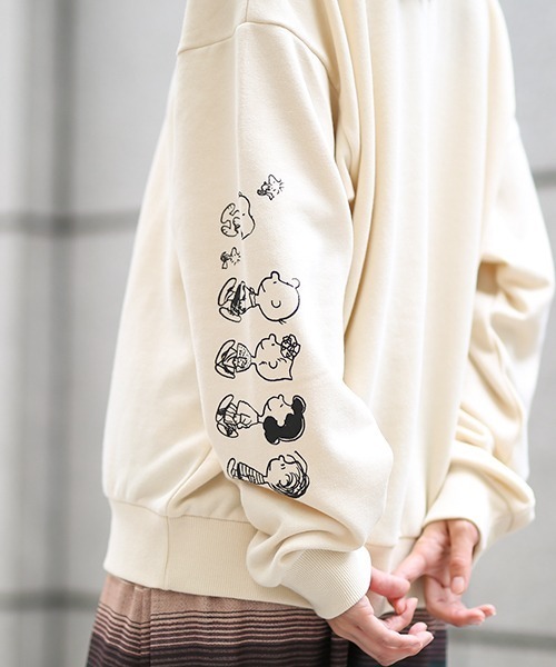 PEANUTS(ピーナッツ)の「スヌーピー 袖フレンズプルオーバー(スウェット・レディース・チャコールグレー/パープル/オフホワイト/イエロー・FREE)」の10枚目の写真