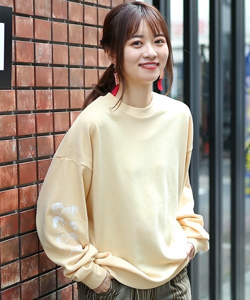 PEANUTS(ピーナッツ)の「スヌーピー 袖フレンズプルオーバー(スウェット・レディース・チャコールグレー/パープル/オフホワイト/イエロー・FREE)」の15枚目の写真