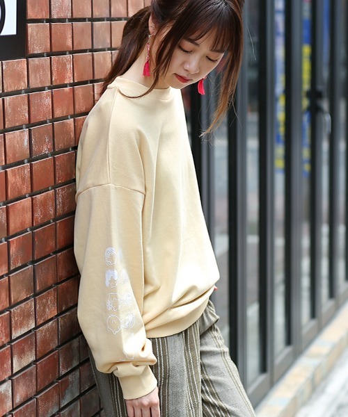 PEANUTS(ピーナッツ)の「スヌーピー 袖フレンズプルオーバー(スウェット・レディース・チャコールグレー/パープル/オフホワイト/イエロー・FREE)」の16枚目の写真