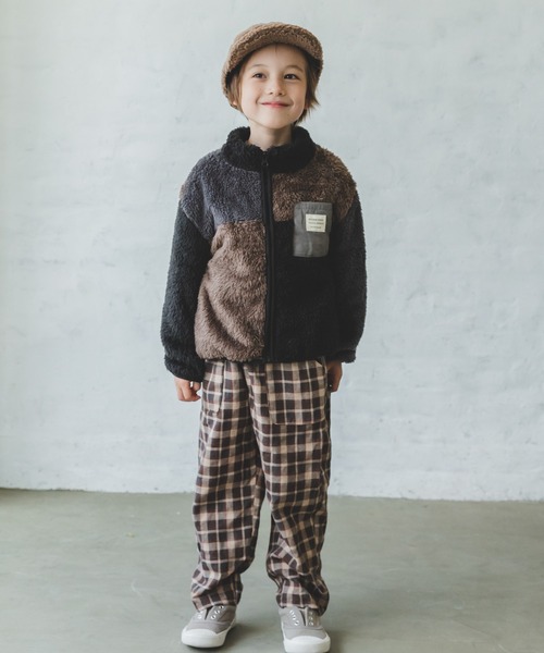 pairmanon（ペアマノン）の「【ふわふわボア】ボアフリース配色スタンドカラージャケット（ブルゾン・キッズ・ベージュ/アイボリー/モカ/ホワイト系その他/ブラック系その他/ベージュ系その他/チャコール/ブラウン系その他4/ピンク/ブラック/ブラックミックス/ブラウン/シルバー系その他/イエロー・90/140/100/110/120/130/150）」の18枚目の写真