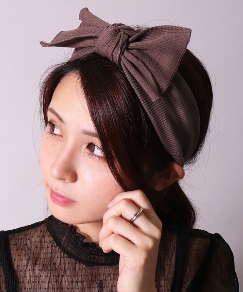 BAYBLO(ベイブロ)の「(SB)リボン ヘアバンド(ヘアバンド・レディース・ブラック/アッシュブラウン/ダークオリーブ/ダークグレー/スモークピンク/グレイッシュベージュ/グレイッシュブルー/ダークオレンジ・FREE)」の3枚目の写真