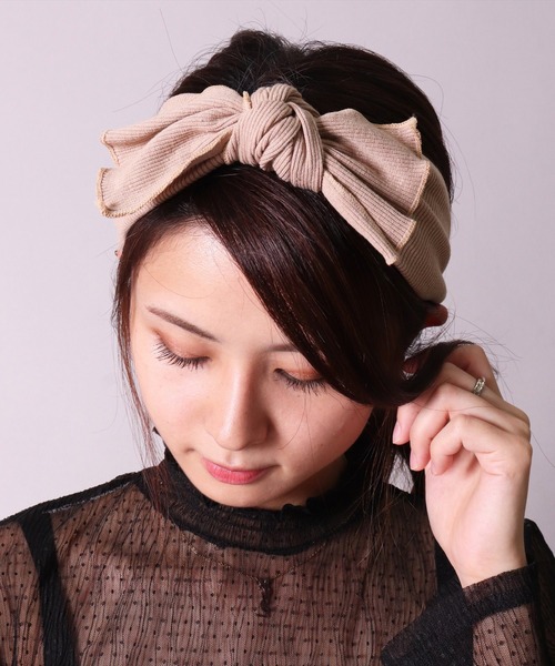 BAYBLO(ベイブロ)の「(SB)リボン ヘアバンド(ヘアバンド・レディース・ブラック/アッシュブラウン/ダークオリーブ/ダークグレー/スモークピンク/グレイッシュベージュ/グレイッシュブルー/ダークオレンジ・FREE)」の4枚目の写真