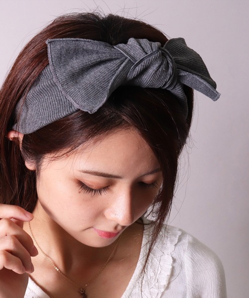 BAYBLO(ベイブロ)の「(SB)リボン ヘアバンド(ヘアバンド・レディース・ブラック/アッシュブラウン/ダークオリーブ/ダークグレー/スモークピンク/グレイッシュベージュ/グレイッシュブルー/ダークオレンジ・FREE)」の1枚目の写真