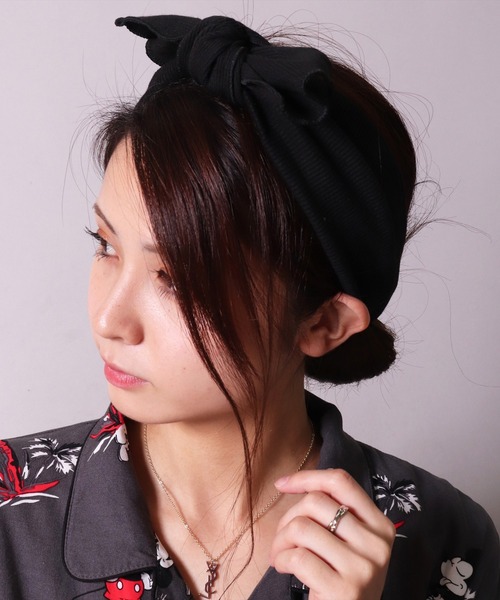 BAYBLO(ベイブロ)の「(SB)リボン ヘアバンド(ヘアバンド・レディース・ブラック/アッシュブラウン/ダークオリーブ/ダークグレー/スモークピンク/グレイッシュベージュ/グレイッシュブルー/ダークオレンジ・FREE)」の2枚目の写真