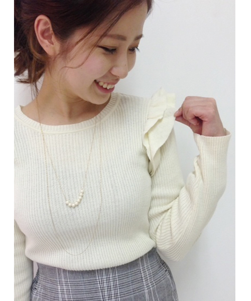 Chico(チコ)の「肩フリルRIBクルーネック(ニット/セーター・レディース・ダークグリーン/ホワイト/グレー/ブラック・FREE)」の1枚目の写真