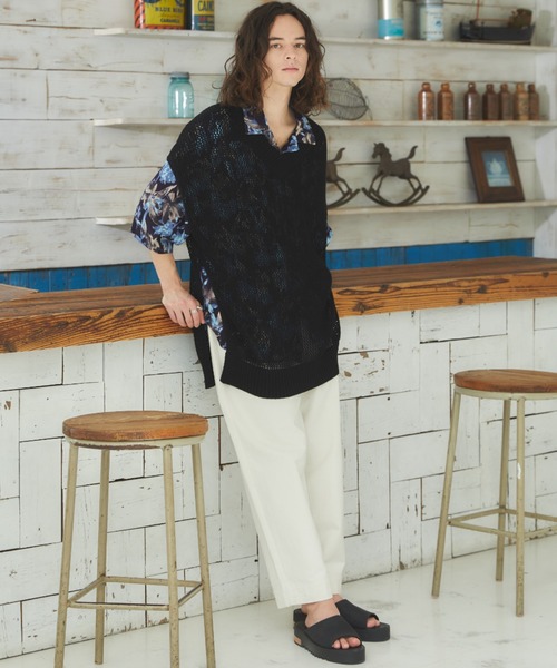 CASPER JOHN(キャスパージョン)の「High slit see through knit vest/ハイスリットシースルーニットベスト(ベスト・メンズ・ブラック/グリーン/グレイッシュベージュ・SMALL/MEDIUM/LARGE)」の4枚目の写真