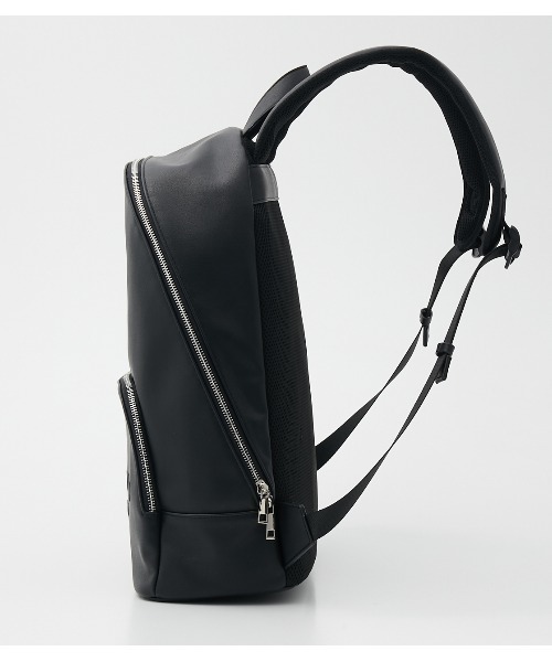 AZUL by moussy（アズールバイマウジー）の「AZUL EMBOSS BACK PACK/AZULエンボスバックパック（トートバッグ・メンズ・ブラック・FREE）」の2枚目の写真