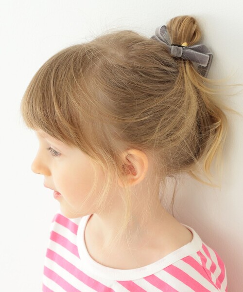 こども ビームス(コドモビームス)の「lusikka / ベルベット リボンゴム(ヘアゴム・キッズ・ブラック/ベージュ/グレー/ピンク/ブルー系その他3/イエロー系その他6/インディゴブルー/グレー系その他/ネイビー/レッド系その他2/イエロー系その他4/ブラック系その他4/ブラウン系その他・ONE SIZE)」の4枚目の写真