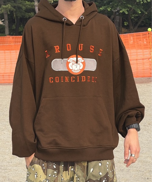 kutir（クティール）の「ブルドッグ刺繍カレッジロゴパーカー（パーカー・メンズ・ライトグレー/ダークブラウン/グリーン・MEDIUM/LARGE）」の3枚目の写真