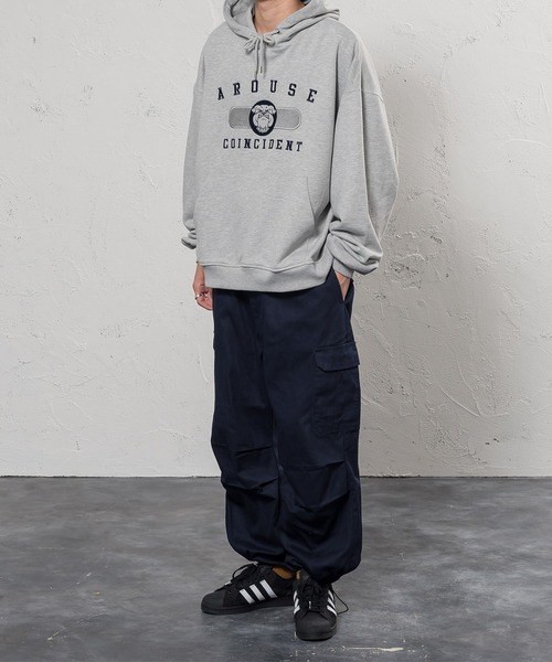 kutir（クティール）の「ブルドッグ刺繍カレッジロゴパーカー（パーカー・メンズ・ライトグレー/ダークブラウン/グリーン・MEDIUM/LARGE）」の7枚目の写真