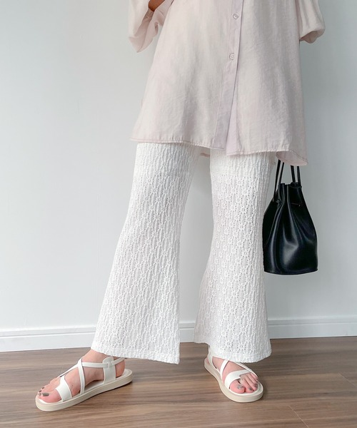 JUNOAH（ジュノア）の「フラワーレースイージーパンツ（その他パンツ・レディース・ホワイト/ブラック/ブルー系その他/ベージュ系その他・LARGE/MEDIUM）」の2枚目の写真