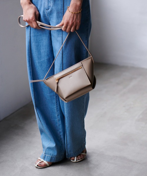 E'POR（エポール）の「【E’POR】【撥水】D BAG Mini（ショルダーバッグ・レディース・ブラック/ブラック系その他/ライトグレー/キナリ/ダークブラウン/ベージュ/マスタード・FREE）」の7枚目の写真