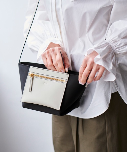 E'POR（エポール）の「【E’POR】【撥水】D BAG Mini（ショルダーバッグ・レディース・ブラック/ブラック系その他/ライトグレー/キナリ/ダークブラウン/ベージュ/マスタード・FREE）」の4枚目の写真