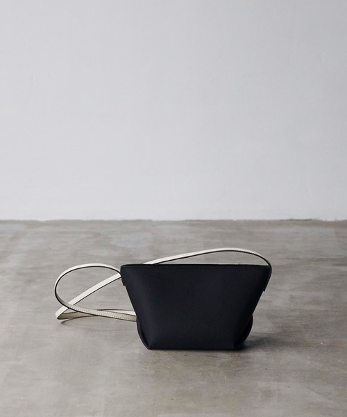 E'POR（エポール）の「【E’POR】【撥水】D BAG Mini（ショルダーバッグ・レディース・ブラック/ブラック系その他/ライトグレー/キナリ/ダークブラウン/ベージュ/マスタード・FREE）」の13枚目の写真