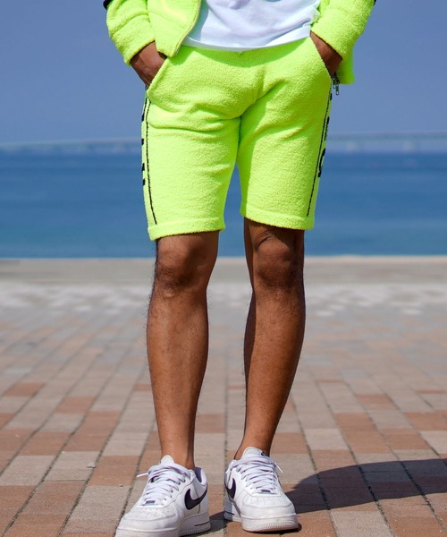 アダムスジャグラー ベージュ 長袖Tシャツとショートパンツ セット