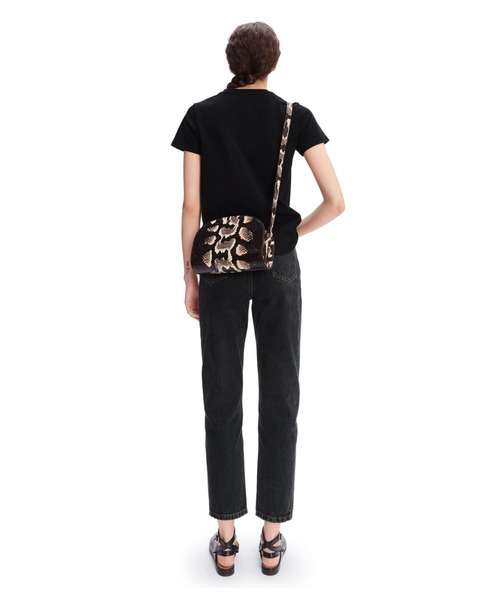 A.P.C.(アーペーセー)の「T-SHIRT DENISE 22AC(Tシャツ/カットソー・レディース・ホワイト/ブラック系その他/ベージュ/グリーン・S/M/L)」の11枚目の写真