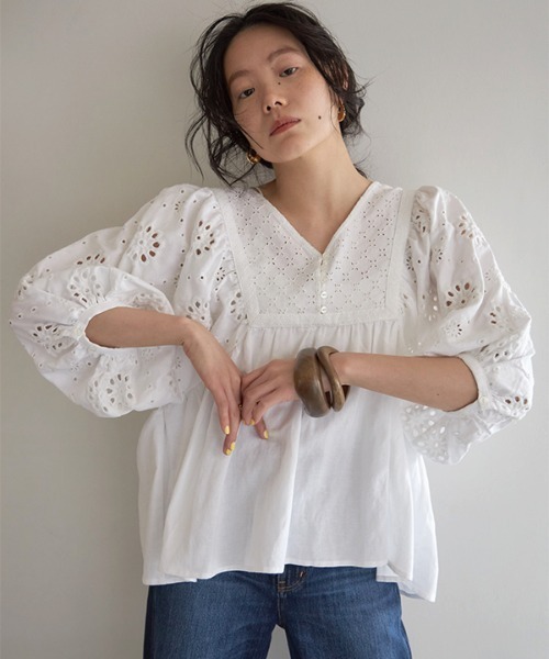 CREDONA（クレドナ）の「コンビレースフレアBL（シャツ/ブラウス・レディース・オフホワイト/ブラック・FREE）」の13枚目の写真