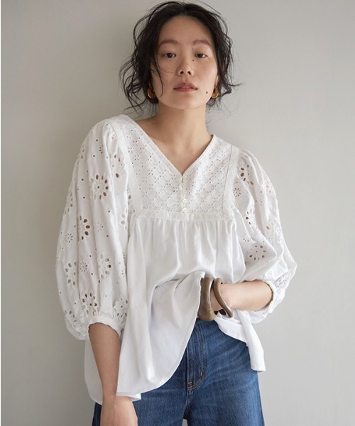 CREDONA（クレドナ）の「コンビレースフレアBL（シャツ/ブラウス・レディース・オフホワイト/ブラック・FREE）」の5枚目の写真