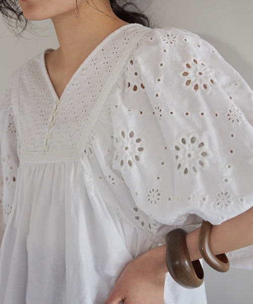 CREDONA（クレドナ）の「コンビレースフレアBL（シャツ/ブラウス・レディース・オフホワイト/ブラック・FREE）」の19枚目の写真