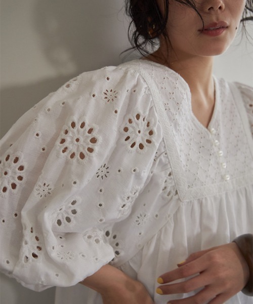 CREDONA（クレドナ）の「コンビレースフレアBL（シャツ/ブラウス・レディース・オフホワイト/ブラック・FREE）」の16枚目の写真