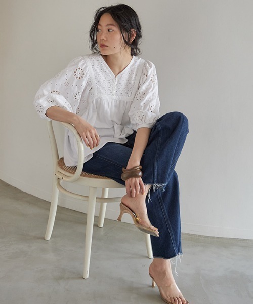 CREDONA（クレドナ）の「コンビレースフレアBL（シャツ/ブラウス・レディース・オフホワイト/ブラック・FREE）」の3枚目の写真