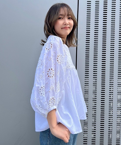 CREDONA（クレドナ）の「コンビレースフレアBL（シャツ/ブラウス・レディース・オフホワイト/ブラック・FREE）」の17枚目の写真