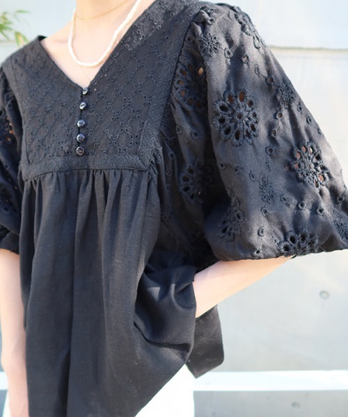 CREDONA（クレドナ）の「コンビレースフレアBL（シャツ/ブラウス・レディース・オフホワイト/ブラック・FREE）」の4枚目の写真