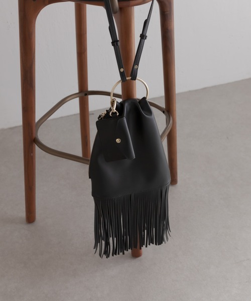 PAPILLONNER（パピヨネ）の「フリンジチャームバッグ/PAPILLONNER/パピヨネ（ショルダーバッグ・レディース・アイボリー/ブラック・FREE）」の3枚目の写真