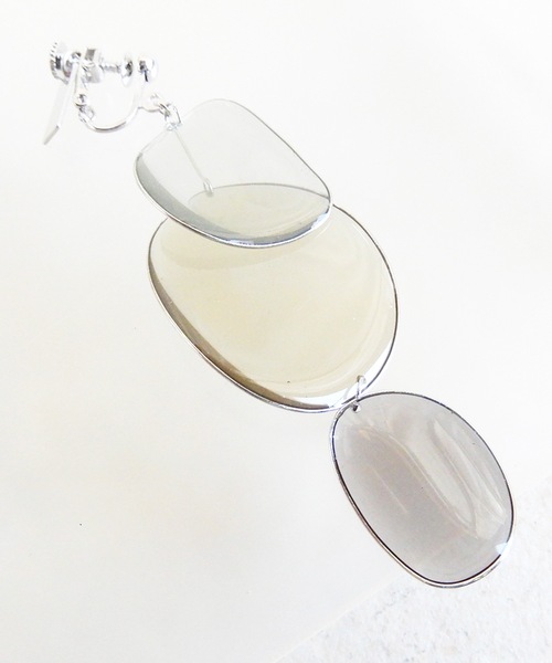 The Rule(ザルール)の「The Rule ザルール:片耳用 Amaranth earring size: L:花びら イヤリングL(イヤリング・レディース・ベージュ/パープル/グレー/ブルー/クリア/レッド/グリーン/グレイッシュベージュ・FREE)」の2枚目の写真