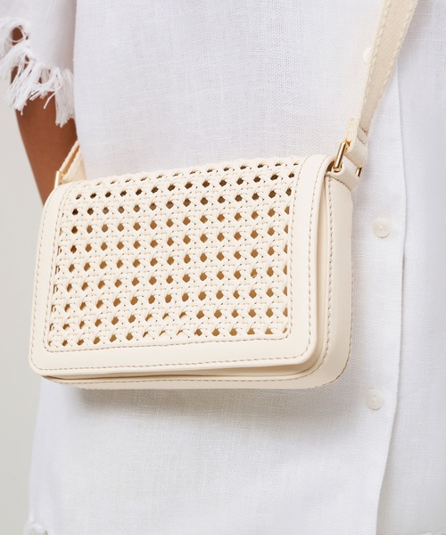 Cecily セシリー ウーブンラージショルダーバッグ　くすみオレンジ色 CHARLES & KEITH（チャールズ & キース）の「セシリー ウーブン