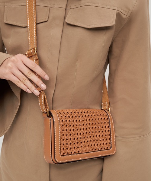 Cecily セシリー ウーブンラージショルダーバッグ　くすみオレンジ色 CHARLES & KEITH（チャールズ & キース）の「セシリー ウーブン