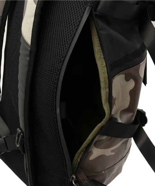 VENCEEXCHANGE（ヴァンスエクスチェンジ）の「LARKINSラーキンス B ATTACKSAC             （バックパック/リュック・メンズ・ブラック/ダークグリーン・FREE）」の12枚目の写真