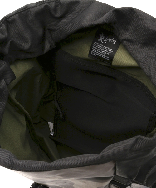 VENCEEXCHANGE（ヴァンスエクスチェンジ）の「LARKINSラーキンス B ATTACKSAC             （バックパック/リュック・メンズ・ブラック/ダークグリーン・FREE）」の13枚目の写真
