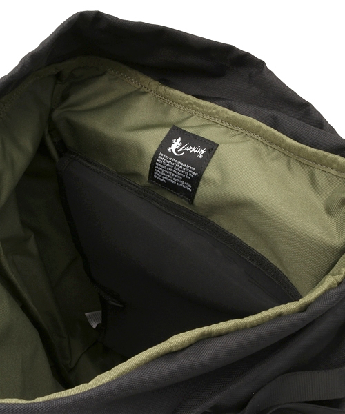 VENCEEXCHANGE（ヴァンスエクスチェンジ）の「LARKINSラーキンス B ATTACKSAC             （バックパック/リュック・メンズ・ブラック/ダークグリーン・FREE）」の14枚目の写真
