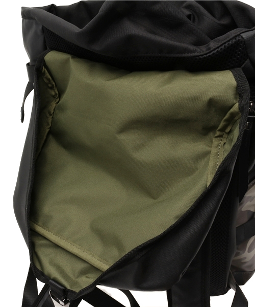 VENCEEXCHANGE（ヴァンスエクスチェンジ）の「LARKINSラーキンス B ATTACKSAC             （バックパック/リュック・メンズ・ブラック/ダークグリーン・FREE）」の15枚目の写真