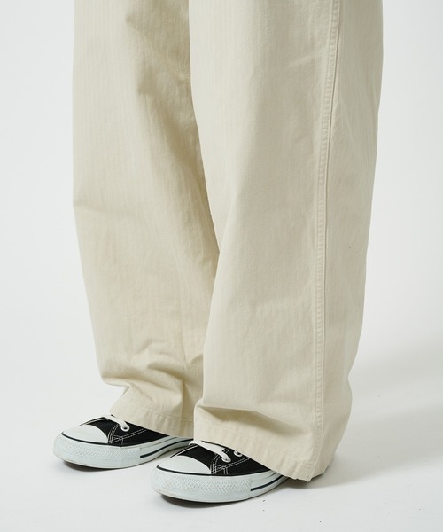 marka（マーカ）の「UTILITY PANTS WIDE（チノパンツ・メンズ・アイボリー/ダークグリーン・1/2）」の4枚目の写真