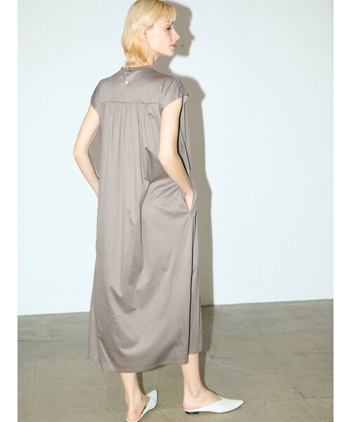 MIDIUMISOLID（ミディウミソリッド）の「ギャザーストレートワンピース（ワンピース・レディース・ブラック/ベージュ/ネイビー・FREE）」の15枚目の写真
