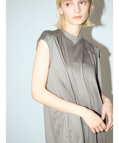 MIDIUMISOLID（ミディウミソリッド）の「ギャザーストレートワンピース（ワンピース・レディース・ブラック/ベージュ/ネイビー・FREE）」の18枚目の写真