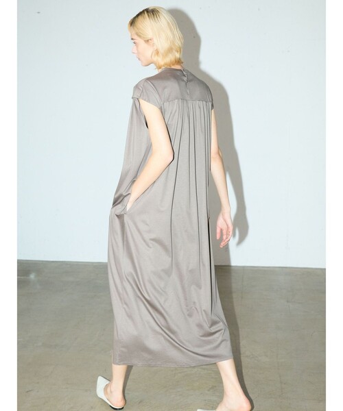 MIDIUMISOLID（ミディウミソリッド）の「ギャザーストレートワンピース（ワンピース・レディース・ブラック/ベージュ/ネイビー・FREE）」の21枚目の写真