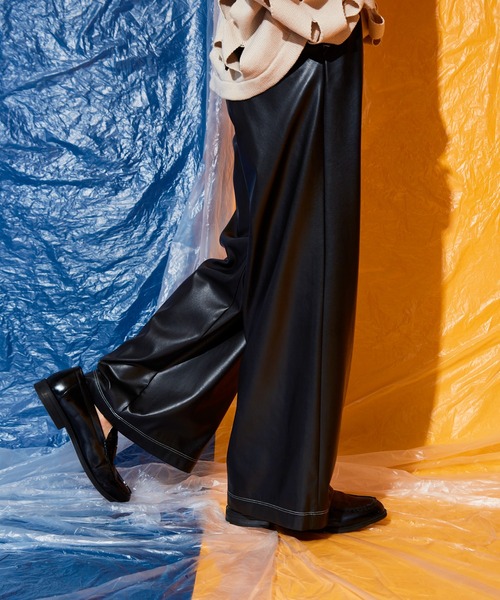 Adoon plain(アドーンプレーン)の「fake leather wide pants(その他パンツ・メンズ・ブラック/ブロンズ・SMALL/LARGE/MEDIUM)」の6枚目の写真