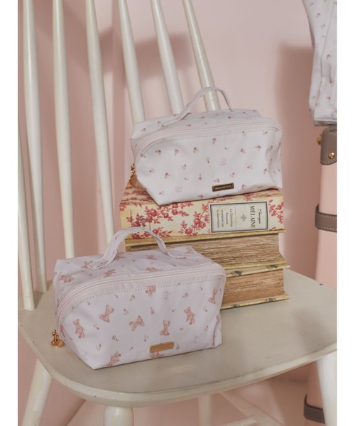 Maison de FLEUR（メゾンドフルール）の「ラミネートマルチポーチ（ポーチ・レディース・ピンク/ライトピンク・FREE）」の3枚目の写真